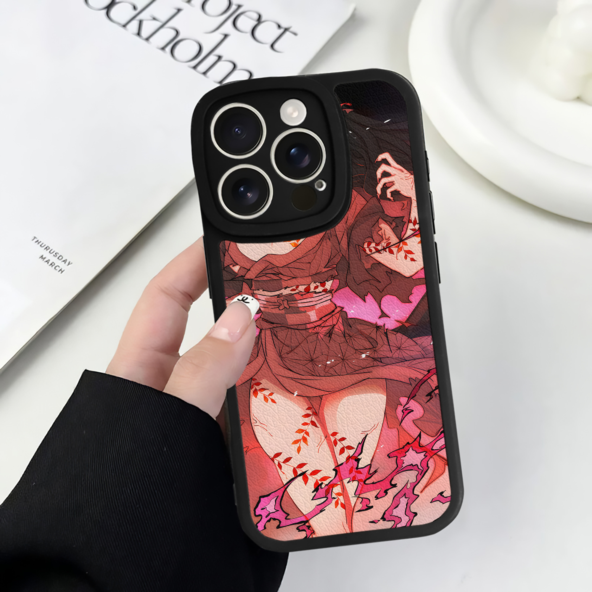 （画像用） 鬼滅の刃（きめつのやいば）竈門 禰󠄀豆子／かまど ねずこ Kamado Nezuko 【iPhone 16シリーズ対応】シリコンスマホケース（レザー調） 材質：シリコン